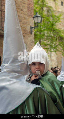 ZAMORA, Spanien - 18 April 2019: Prozession der Virgen de la Esperanza (Jungfrau der Hoffnung) Bruderschaft am Gründonnerstag durch die Straßen der Seine Stockfoto