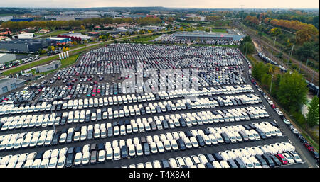 Parkplatz und Lkw im Luftbild Stockfoto