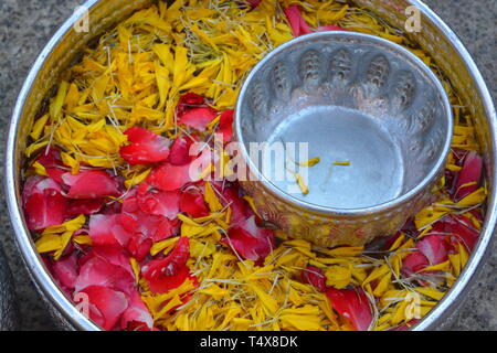 Das Wasser in der Schüssel mit Parfüm und Blumen vermischt, Songkran Festival in Thailand. Stockfoto