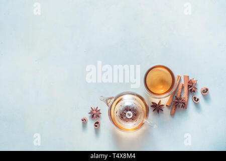 Teekanne aus Glas und Holz Schalen auf einem weißen Hintergrund mit Zimt und Anis Sterne. Minimalistische essen Flach mit Gewürzen. Stockfoto