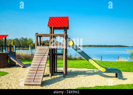 Kinderspielplatz am See, Deutschland Stockfoto