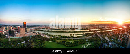 Blick über Wien form Donau Turm bei Sonnenuntergang, Österreich Stockfoto