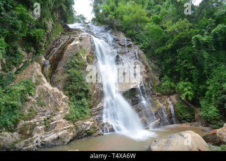 Mae Tia Wasserfall natürliche Schönheit der Flüsse fließt sanft verbindet die anderen und fällt auf Riffe als Schichten von Wasser, schlug die Riffe, die sich in einem Stockfoto