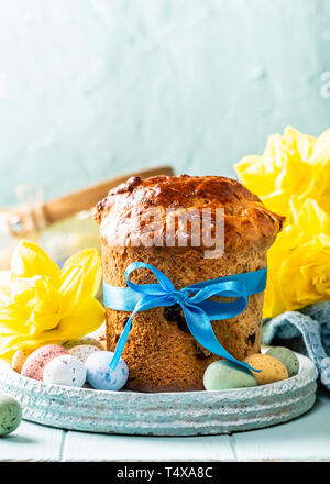 Orthodoxe Ostern süßes Brot, kulich und bunten Wachteleier Stockfoto