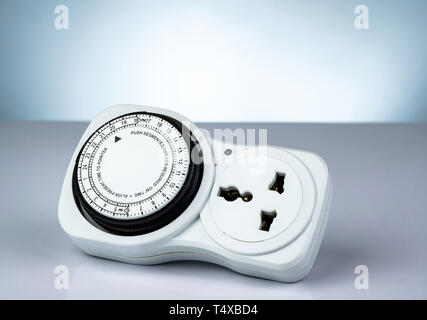 Plug-in-Timer Mechanisch 24 Stunden. Hallenbad Home Werkzeuge. Plug-in-timer Buchse auf weißem Hintergrund. Mechanische outlet Timer. Sicherheit zu Hause