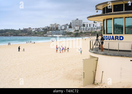 Lifeguard station am Bondi Beach. Bondi Beach ist in einem Vorort von Sydney, Australien, und ist populär bei Einheimischen und Touristen. Stockfoto