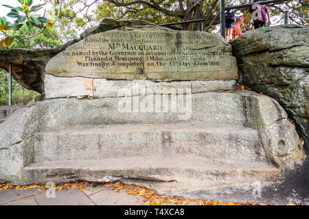 Frau macqurie's Chair (1810) ist eine Bank, die in exponierten Sandstein auf Frau macqurie's Point in der die Domain, Sydney, NSW, Australien. Stockfoto