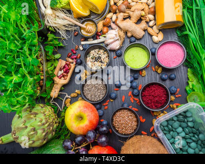 Diät und Ernährung, superfood pflanzlich organischen gesunden Lebensstil Konzept. Boden Spirulina Tabletten oder Pillen, superfoods auf einem Holztisch. Flach Stockfoto