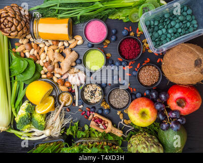 Diät und Ernährung, superfood pflanzlich organischen gesunden Lebensstil Konzept. Boden Spirulina Tabletten oder Pillen, superfoods auf einem Holztisch. Flach Stockfoto