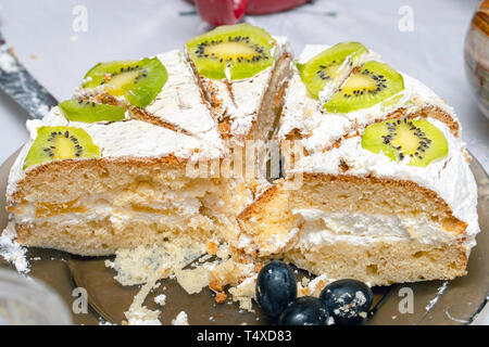 Hausgemachte Kuchen mit Kiwi Slices auf Tabelle Stockfoto