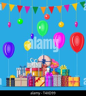 Hintergrund dekoriert mit bunten Kugeln, Girlanden, Ballons und Wimpel wimpelketten. Viele Geschenkboxen. Grußkarte, festliche Poster. Vektor illu Stock Vektor