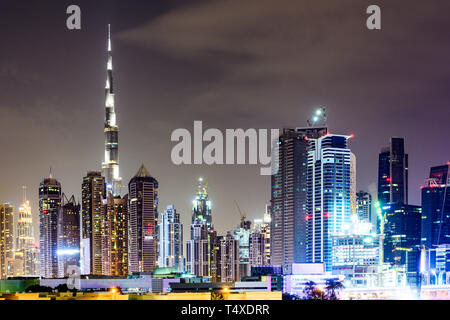 Atemberaubende Aussicht auf die beleuchtete Skyline von Dubai bei Sonnenuntergang mit schönen und modernen Gebäuden und Wolkenkratzern. Dubai, Vereinigte Arabische Emirate, UEA. Stockfoto