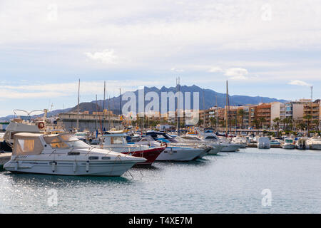 GARRUCHA, SPANIEN - Januar 23, 2019 eine schöne Marina mit luxuriösen Yachten und Motorboote in der touristischen Küstenstadt Garrucha Stockfoto