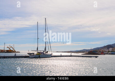 GARRUCHA, SPANIEN - Januar 23, 2019 eine schöne Marina mit luxuriösen Yachten und Motorboote in der touristischen Küstenstadt Garrucha Stockfoto