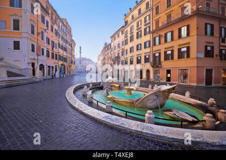 Piazza di Spagna und der Fontana della Barcaccia Brunnen morgen in Rom, der Hauptstadt Italiens Stockfoto