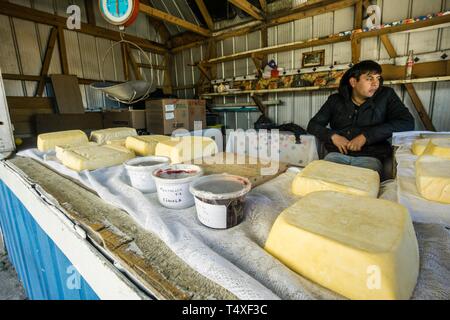 Venta de queso Tipico regional, Mercadillo artesanal de Angelmó, Puerto Montt, Provincia de Llanquihue, Región de Los Lagos. Patagonien, República de Chile, América del Sur. Stockfoto