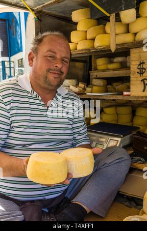 Venta de queso Tipico regional, Mercadillo artesanal de Angelmó, Puerto Montt, Provincia de Llanquihue, Región de Los Lagos. Patagonien, República de Chile, América del Sur. Stockfoto