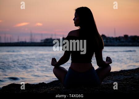 Mujer joven practicando Yoga, Playa de Sa Rapita, Campos, Mallorca, Balearen, Spanien. Stockfoto