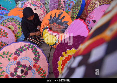 Traditionelle Dach Handwerker in Central Java, Indonesien, das Dach von Hand bemalte Papier mit kreativen und erfahrenen Hände der Handwerk gemacht wird Stockfoto