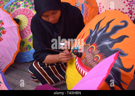 Traditionelle Dach Handwerker in Central Java, Indonesien, das Dach von Hand bemalte Papier mit kreativen und erfahrenen Hände der Handwerk gemacht wird Stockfoto