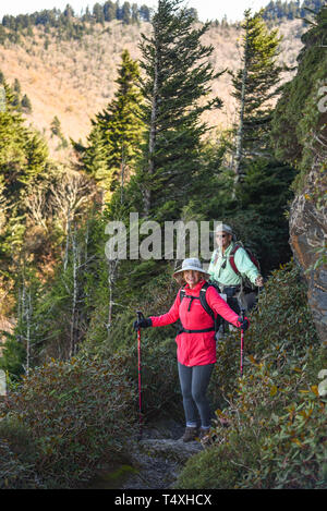 Einem erwachsenen passen ältere Paare wandern entlang schmaler Pfad in Charlies Bunion im Great Smoky Mountains National Park, in der Nähe von Gatlinburg, TN, USA Stockfoto