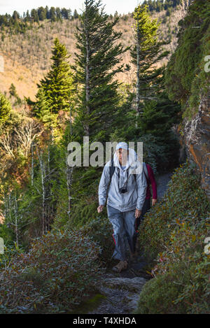 Einem erwachsenen passen ältere Paare wandern entlang schmaler Pfad in Charlies Bunion im Great Smoky Mountains National Park, in der Nähe von Gatlinburg, TN, USA Stockfoto