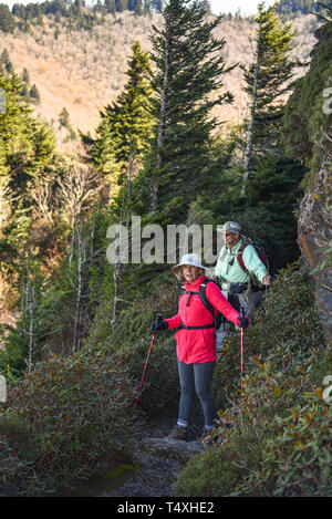 Einem erwachsenen passen ältere Paare wandern entlang schmaler Pfad in Charlies Bunion im Great Smoky Mountains National Park, in der Nähe von Gatlinburg, TN, USA Stockfoto