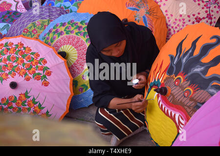 Traditionelle Dach Handwerker in Central Java, Indonesien, das Dach von Hand bemalte Papier mit kreativen und erfahrenen Hände der Handwerk gemacht wird Stockfoto