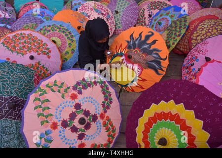 Traditionelle Dach Handwerker in Central Java, Indonesien, das Dach von Hand bemalte Papier mit kreativen und erfahrenen Hände der Handwerk gemacht wird Stockfoto