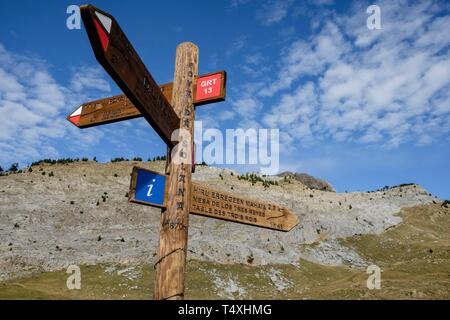 Señalizacion en el ascenso a la Mesa de los Tres Reyes, Hoya de la Solana, Parque Natural de Los Valles Occidentales, Huesca, Cordillera de Los Pirineos, Spanien, Europa. Stockfoto