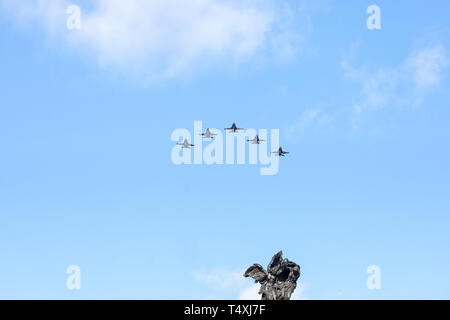 OTTAWA, Kanada - 11. NOVEMBER 2018: die Royal Canadian Air Force (Rcaf) Kämpfer Düsenflugzeuge fliegen in Formation über die Statue der Nationalen Krieg Memori Stockfoto