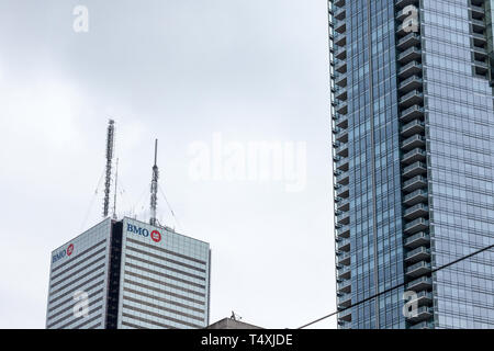 TORONTO, KANADA - 13. NOVEMBER 2018: Bank von Montreal logo, bekannt als BMO, auf der ihr Hauptquartier in First Canadian Place Tower sowie Banque genannt Stockfoto