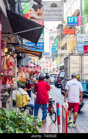 Bangkok, Thailand - 28. Januar 2019: Eine geschäftige Chinatown Straße. Viele Straßen in der Umgebung sind sehr schmal. Stockfoto