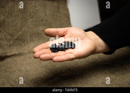 Batman sign auf Braun grobe sack Hintergrund mit einem handgemachten Zeichen Stockfoto