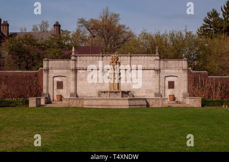 Der Brunnen im Garten in Mellon Park an einem Frühlingstag mit einem blauen Himmel in Pittsburgh, Pennsylvania, USA Stockfoto