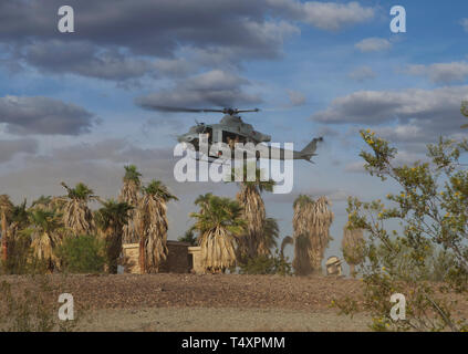 Us-Marines mit Golf Company, 2nd Battalion, 14th Marine Regiment, 2d Marine Division Vorbereiten von einem US Marine Corps UH-1Y Venom Flugzeuge zur Unterstützung einer Schlacht bohren Übung während der Waffen und Taktiken Kursleiter (WTI) Kurs 2-19 an Yuma Proving Ground, Pennsylvania, April 5, 2019 zu vertreiben. WTI ist ein sieben-wöchigen Schulungsveranstaltung durch Marine Aviation Waffen und Taktiken Squadron (MAWTS-1), die operative Integration der sechs Funktionen des Marine Corps Luftfahrt, bei der Unterstützung einer Marine Air Ground Task Force betont gehostet werden. WTI bietet auch standardisierte Advanced Tactical Training und certific Stockfoto