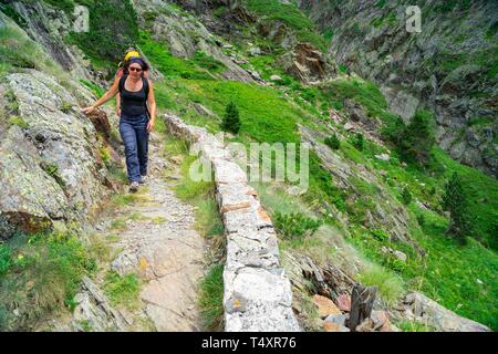 Senda de al Lago de Caillouas, Gourgs Blancs, Cordillera de Los Pirineos, Frankreich. Stockfoto