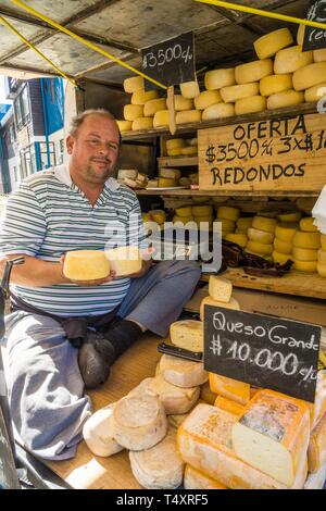 Venta de queso Tipico regional, Mercadillo artesanal de Angelmó, Puerto Montt, Provincia de Llanquihue, Región de Los Lagos. Patagonien, República de Chile, América del Sur. Stockfoto