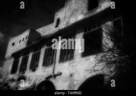 Alte Fassade in Schwarz und Weiß. Eine Fassade und altes Windows in einem verlassenen Gebäude in Schwarz und Weiß. Stockfoto