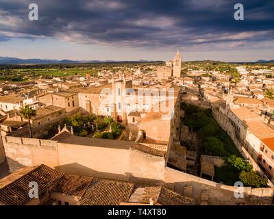 Iglesia Parroquial gotica de Santa María de Sineu y Palacio de los Reyes de Mallorca, siglo XIV, Sineu, Mancomunidad del Pla, Mallorca, Balearen, Spanien, Europa. Stockfoto