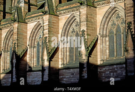 Teilweise mit Blick auf das Äußere des mittelalterlichen Kathedrale von Lichfield in Staffordshire (UK) zeigt vier identische Rundbogenfenster und Strebepfeilern. Stockfoto