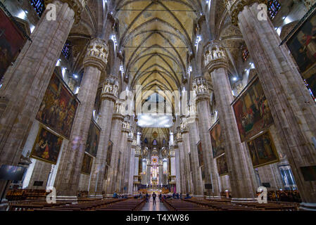 Innenraum der Mailänder Dom (Duomo di Milano), der Kathedrale Kirche von Mailand, Italien. Es ist die viertgrößte Kirche der Welt. Stockfoto