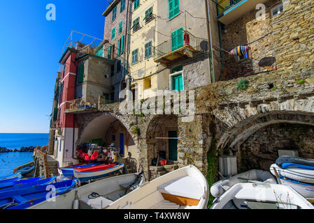 Riomaggiore, einem der fünf mediterranen Dörfer der Cinque Terre, Italien, bekannt für seine bunten Häuser Stockfoto