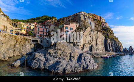 Panoramablick von Manarola, einer der fünf mediterranen Dörfer der Cinque Terre, Italien, bekannt für seine bunten Häuser und den Hafen. Stockfoto