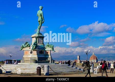 (Piazzale Michelangelo Michelangelo Platz) mit Bronze Statue des David, der Platz mit Panoramablick auf Florenz, Italien Stockfoto