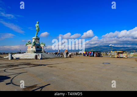 (Piazzale Michelangelo Michelangelo Platz) mit Bronze Statue des David, der Platz mit Panoramablick auf Florenz, Italien Stockfoto