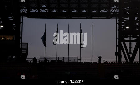 Allgemeine Ansicht von Napoli Fans auf den Tribünen während der UEFA Europa League Viertelfinale Rückspiel Match im Stadion San Paolo, Neapel. Stockfoto