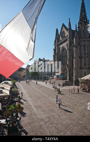 Die protestantische Stephanskirche (Temple Saint-Étienne) ist die reformierte Hauptkirche der Stadt Mülhausen im Elsass. Aufgrund ihrer zentralen Lage Stockfoto