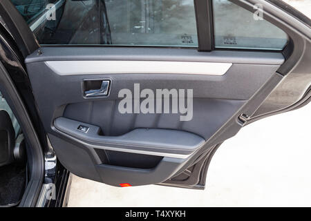 Nowosibirsk, Russland - 04.12.2019: Der Innenraum des Autos Mercedes-Benz E-Klasse E 250 mit Blick auf den hinteren geöffneten Tür panel mit Hellgraue Stockfoto