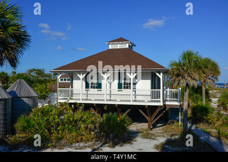 Blauer Himmel und Sonne dem historischen Hafen Boca Grande Leuchtturm und Museum Gebäude, im Jahre 1890 in Boca Grande, FL auf Gasparilla Island gebaut markieren Stockfoto